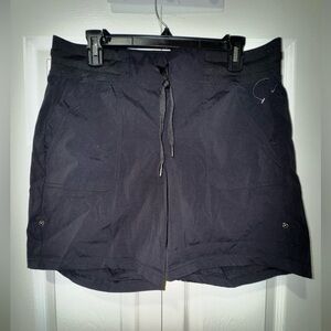 Kyodan Black Activewear shorts. Roll up and snap or leave down. Size L. NWOT